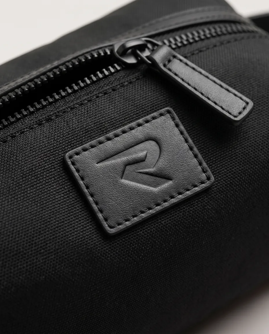 R Wash Bag, black, detail